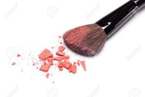 43498894-Primer-plano-de-polvo-triturado-rubor-de-color-naranja-con-pincel-de-maquillaje-en-el-fondo-blanco-Foto-de-archivo