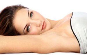 Exfoliantes-caseros-para-prevenir-y-eliminar-las-manchas-de-las-axilas-650x414