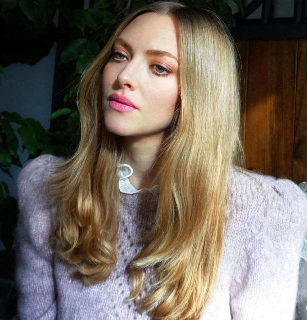 Amanda Seyfried (35) con un corte con capas a la altura del pecho en rubio ceniza brillante elaborado por el estilista Renato Campora. 